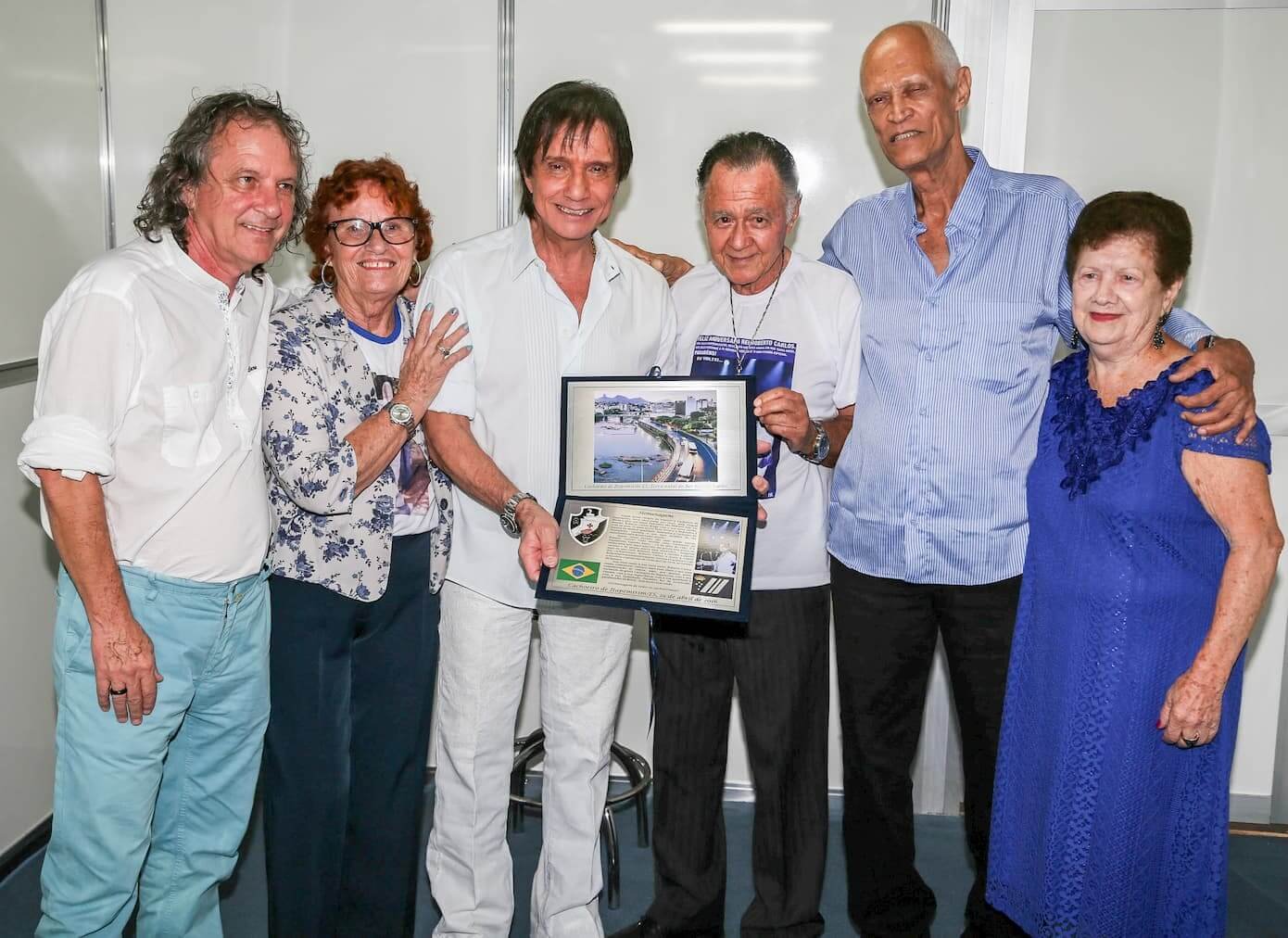 A imagem mostra Gercy Volpato, o cantor Roberto Carlos e outros fãs do cantor, em 2016.
